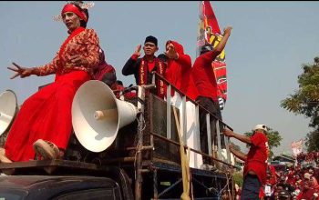 LAUTAN MERAH BERGERAK! Sumardi Nomor 3 Diiringi Pawai Akbar, Pilkades Karangmukti Makin PANAS