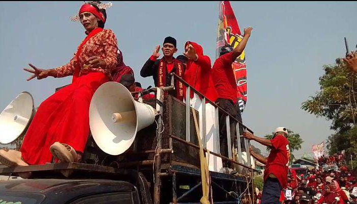 LAUTAN MERAH BERGERAK! Sumardi Nomor 3 Diiringi Pawai Akbar, Pilkades Karangmukti Makin PANAS