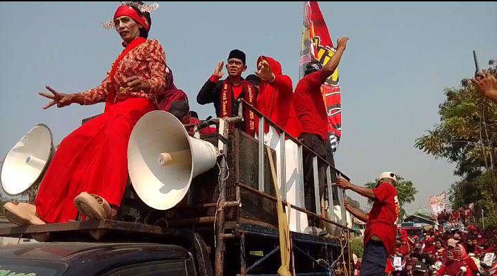 LAUTAN MERAH BERGERAK! Sumardi Nomor 3 Diiringi Pawai Akbar, Pilkades Karangmukti Makin PANAS