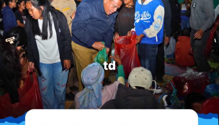 Bupati dan Wakil Bupati Karo Bersama Forkopimda Makan Malam Bersama Pengungsi Erupsi Gunung Sinabung