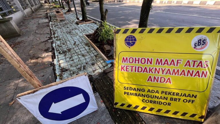 Halte BRT Cicadas Tuai Keluhan, Farhan Janji Tekan Kemacetan dan Perkuat Sosialisasi Halte BRT Cicadas Tuai Keluhan, Farhan Janji Tekan Kemacetan dan Perkuat Sosialisasi