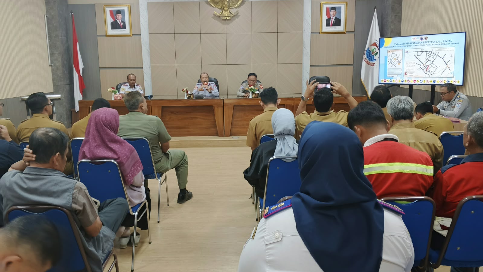 SOSIALISASI HASIL RAPAT FORUM LALU LINTAS DAN ANGKUTAN JALAN (LLAJ) SOSIALISASI HASIL RAPAT FORUM LALU LINTAS DAN ANGKUTAN JALAN (LLAJ)