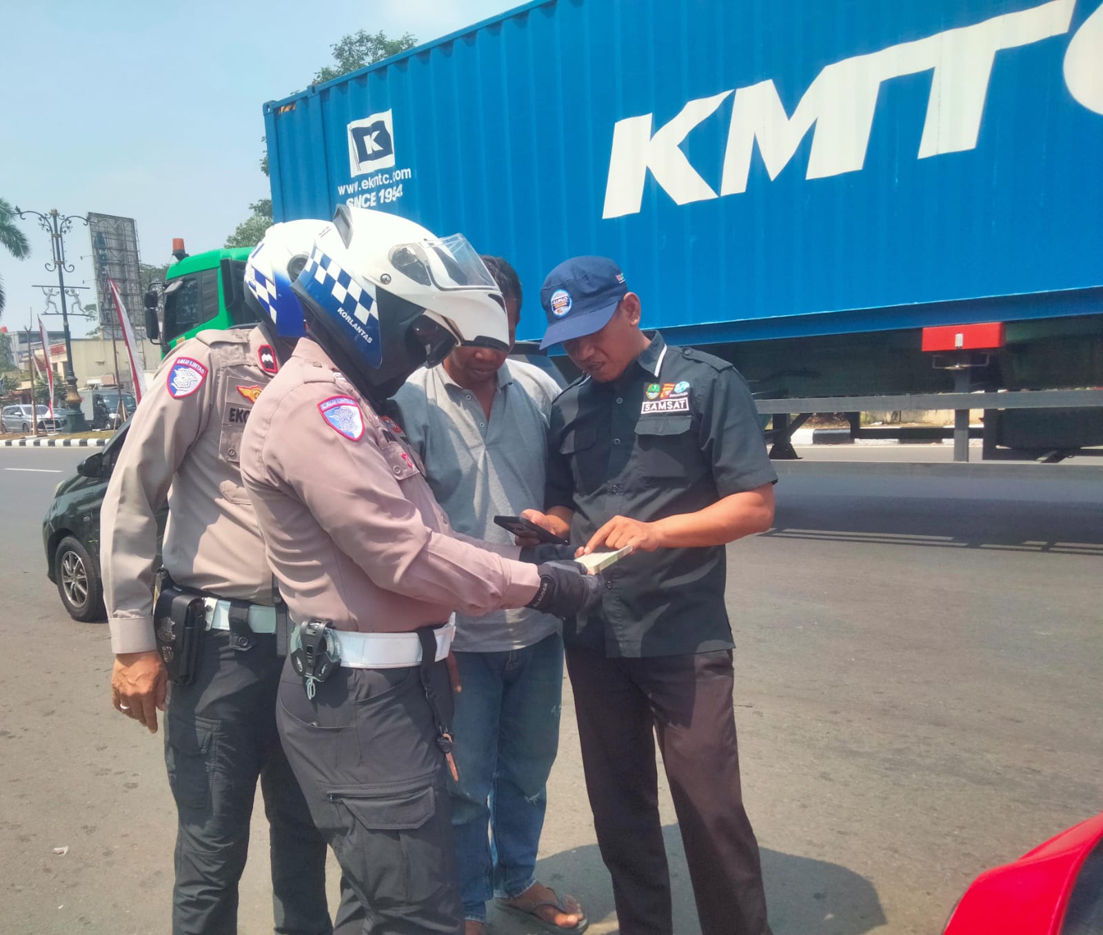Operasi Gabungan di Jalan, Pengendara Melanggar hingga Nunggak Pajak Ditilang: Satlantas Polres Bogor bersama TNI Bantu Bappenda Tegakkan Aturan