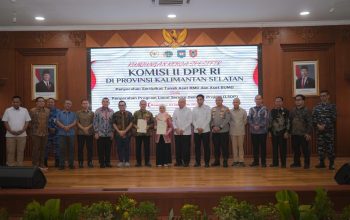 Wamen ATR/BPN Ossy Serahkan Sertipikat Aset BMD–BUMD Kalsel, Langkah Strategis Perkuat Kepastian Hukum Aset Daerah