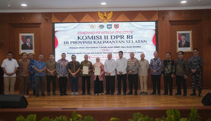 Wamen ATR/BPN Ossy Serahkan Sertipikat Aset BMD–BUMD Kalsel, Langkah Strategis Perkuat Kepastian Hukum Aset Daerah