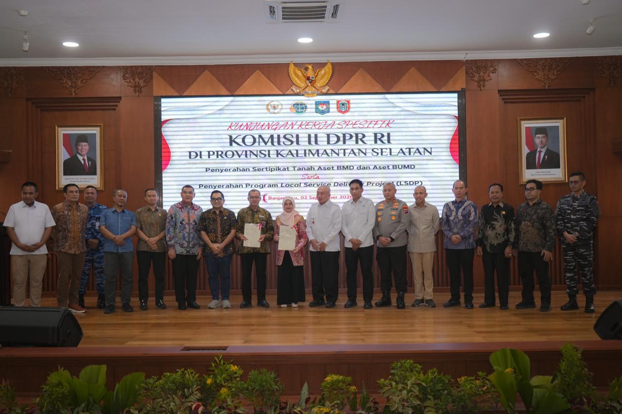 Wamen ATR/BPN Ossy Serahkan Sertipikat Aset BMD–BUMD Kalsel, Langkah Strategis Perkuat Kepastian Hukum Aset Daerah