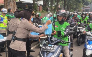 Apresiasi Peran Pengemudi Ojol, Polda Metro Jaya Salurkan Ratusan Paket Bantuan Sembako