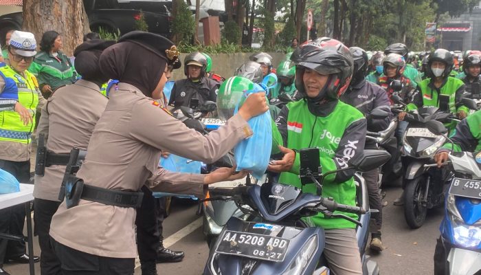 Apresiasi Peran Pengemudi Ojol, Polda Metro Jaya Salurkan Ratusan Paket Bantuan Sembako