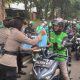 Apresiasi Peran Pengemudi Ojol, Polda Metro Jaya Salurkan Ratusan Paket Bantuan Sembako