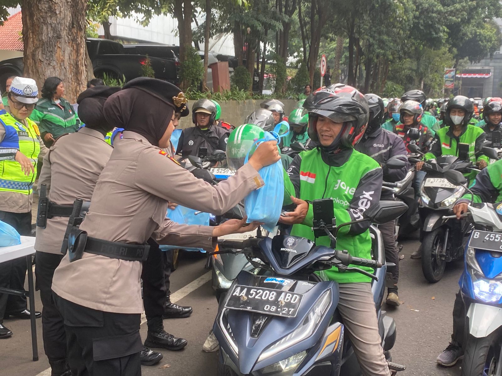 Apresiasi Peran Pengemudi Ojol, Polda Metro Jaya Salurkan Ratusan Paket Bantuan Sembako