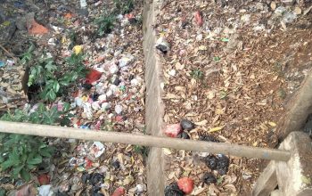 Kali di Samping SDN Sawangan 01 Jalan Raya Muchtar Depok Penuh Sampah, Pengamat: Di Mana Pengawasan dan Anggaran Kebersihan