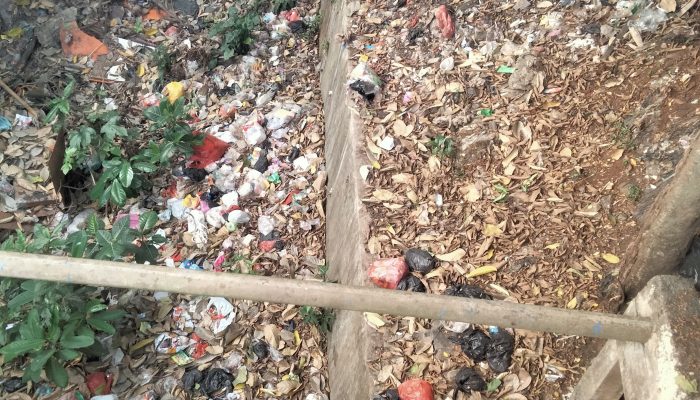 Kali di Samping SDN Sawangan 01 Jalan Raya Muchtar Depok Penuh Sampah, Pengamat: Di Mana Pengawasan dan Anggaran Kebersihan