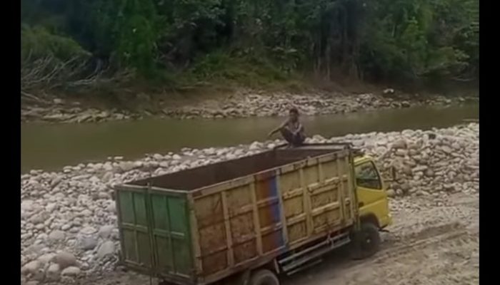 Dugaan Galian C Aek Sirahar Mengemuka, Publik Pertanyakan Izin dan Klaim ‘Orang Dalam’” Dugaan Galian C Aek Sirahar Mengemuka, Publik Pertanyakan Izin dan Klaim ‘Orang Dalam’”
