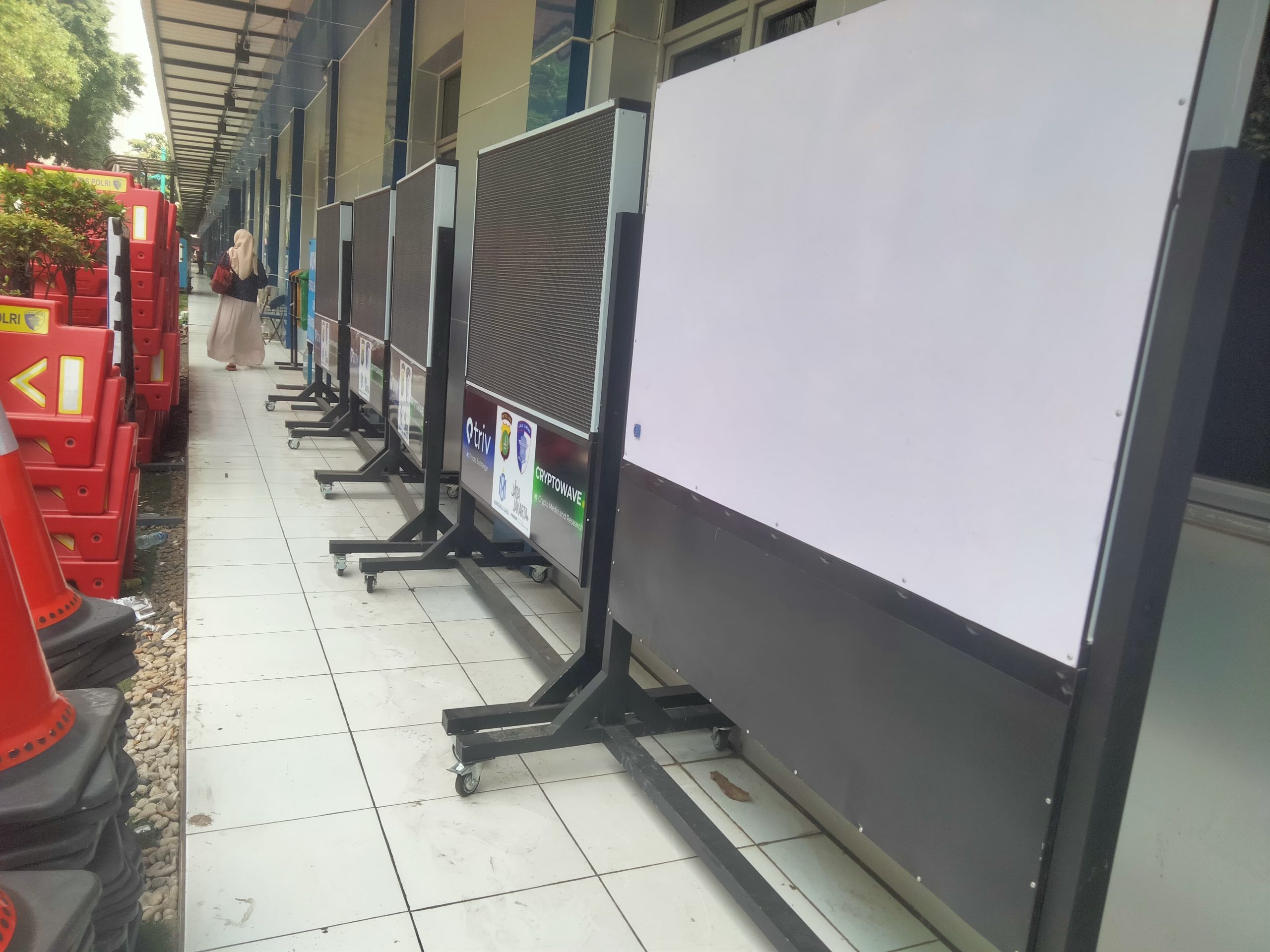 8 Reklame LED Hiasi Depan Kantor Subdit Kamsel Polda Metro Jaya, Pengamat : Perlu Transparansi Anggaran dan Tujuan Penggunaan