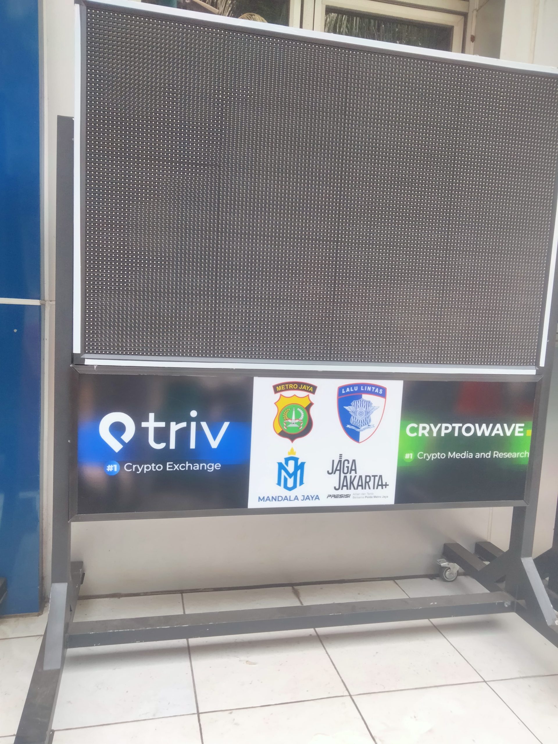 8 Reklame LED Hiasi Depan Kantor Subdit Kamsel Polda Metro Jaya, Pengamat : Perlu Transparansi Anggaran dan Tujuan Penggunaan 8 Reklame LED Hiasi Depan Kantor Subdit Kamsel Polda Metro Jaya, Pengamat : Perlu Transparansi Anggaran dan Tujuan Penggunaan
