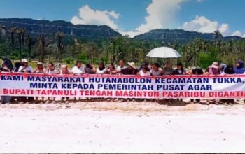 Warga Hutanabolon Mulai Gerah, Spanduk Desak Bupati Tapteng Diganti: Janji Ditagih, Kinerja Dipertanyakan Warga Hutanabolon Mulai Gerah, Spanduk Desak Bupati Tapteng Diganti: Janji Ditagih, Kinerja Dipertanyakan