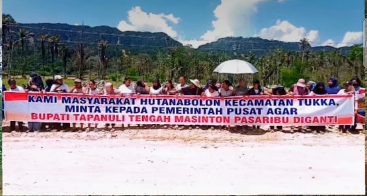 Warga Hutanabolon Mulai Gerah, Spanduk Desak Bupati Tapteng Diganti: Janji Ditagih, Kinerja Dipertanyakan