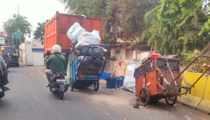 Jalan K.H. Moh. Mansyur Jakbar Berubah Jadi TPS Terbuka, Pengamat : Pengelolaan Sampah DKI Gagal Total di Jalan Utama