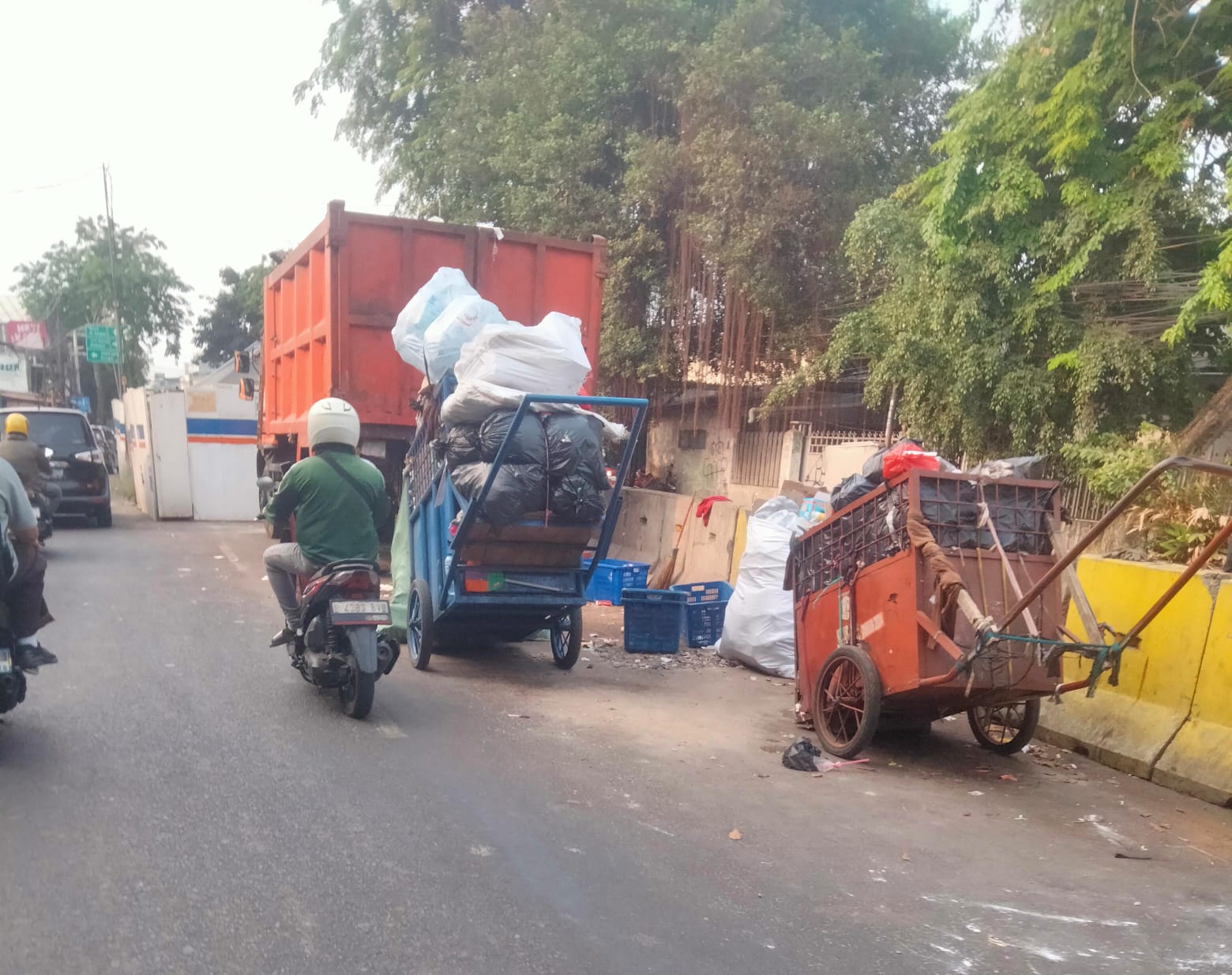 Jalan K.H. Moh. Mansyur Jakbar Berubah Jadi TPS Terbuka, Pengamat : Pengelolaan Sampah DKI Gagal Total di Jalan Utama