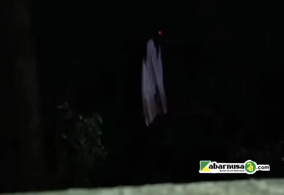 Geger! Sosok Berbaju Putih dan Berambut Panjang Muncul di Bawah Asta Nyamplong, Warga Heboh