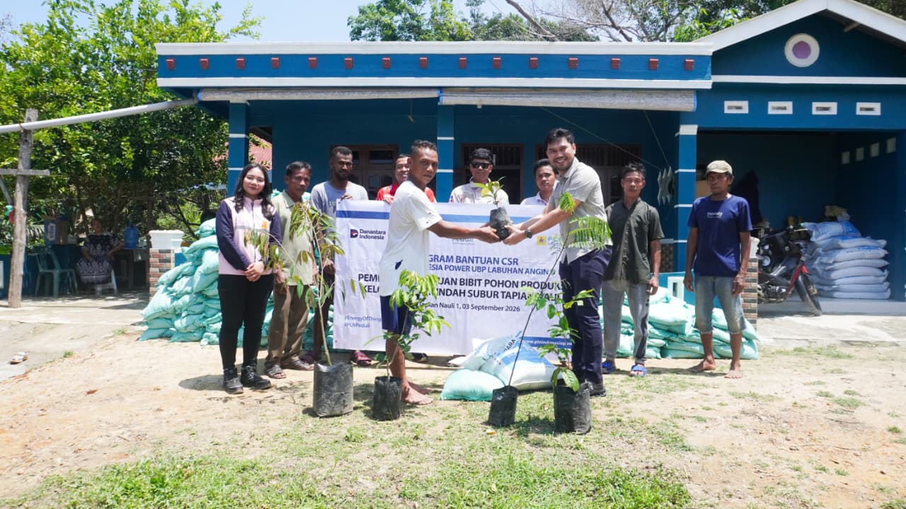 PLN Indonesia Power UBP Labuhan Angin Salurkan 275 Bibit Pohon Produktif untuk Kelompok Tani Indah Subur