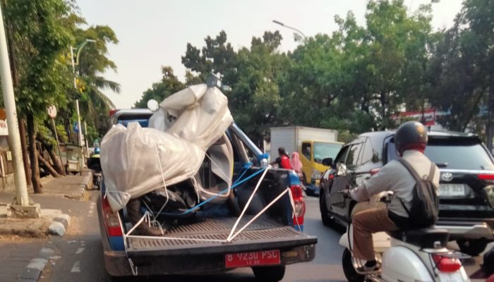 Kendaraan Operasional Plat Merah Diduga Mobil Rescue Tagana Angkut Muatan Non-Darurat, Pengamat Tanya Kejelasan Tugasnya