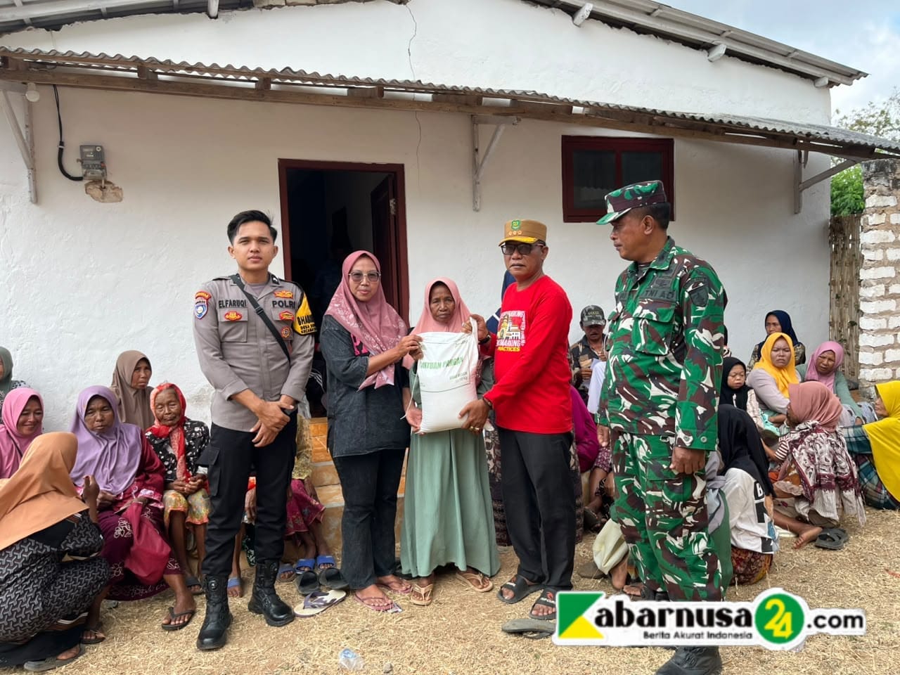 Pemdes Rosong Salurkan Bantuan Pangan kepada Masyarakat, Kades Puri Rahayu: Semoga Bermanfaat bagi Warga
