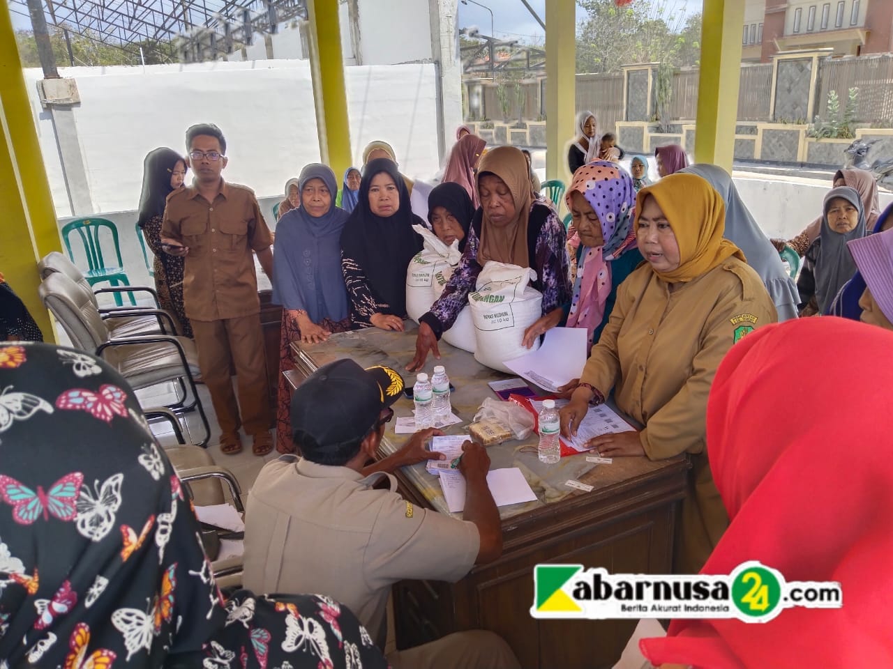 Ringankan Kebutuhan Warga,Pemdes Nonggunong Salurkan Bantuan Pangan Untuk 263 Penerima Manfaat