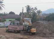 Dugaan Material Proyek Tanggul Dijual, Publik Desak Aparat Buka Terang: Ada Apa di Balik Aktivitas Pengangkutan Pasir di Pandan?