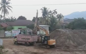 Dugaan Material Proyek Tanggul Dijual, Publik Desak Aparat Buka Terang: Ada Apa di Balik Aktivitas Pengangkutan Pasir di Pandan? Dugaan Material Proyek Tanggul Dijual, Publik Desak Aparat Buka Terang: Ada Apa di Balik Aktivitas Pengangkutan Pasir di Pandan?