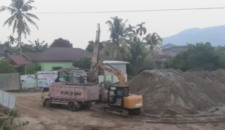 Dugaan Material Proyek Tanggul Dijual, Publik Desak Aparat Buka Terang: Ada Apa di Balik Aktivitas Pengangkutan Pasir di Pandan?