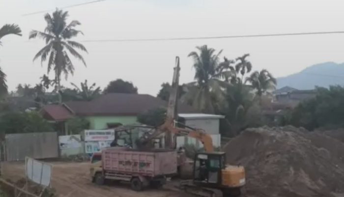 Dugaan Material Proyek Tanggul Dijual, Publik Desak Aparat Buka Terang: Ada Apa di Balik Aktivitas Pengangkutan Pasir di Pandan?