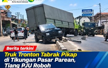 Truk Tronton Tabrak Pikap di Tikungan Pasar Parean, Tiang PJU Roboh
