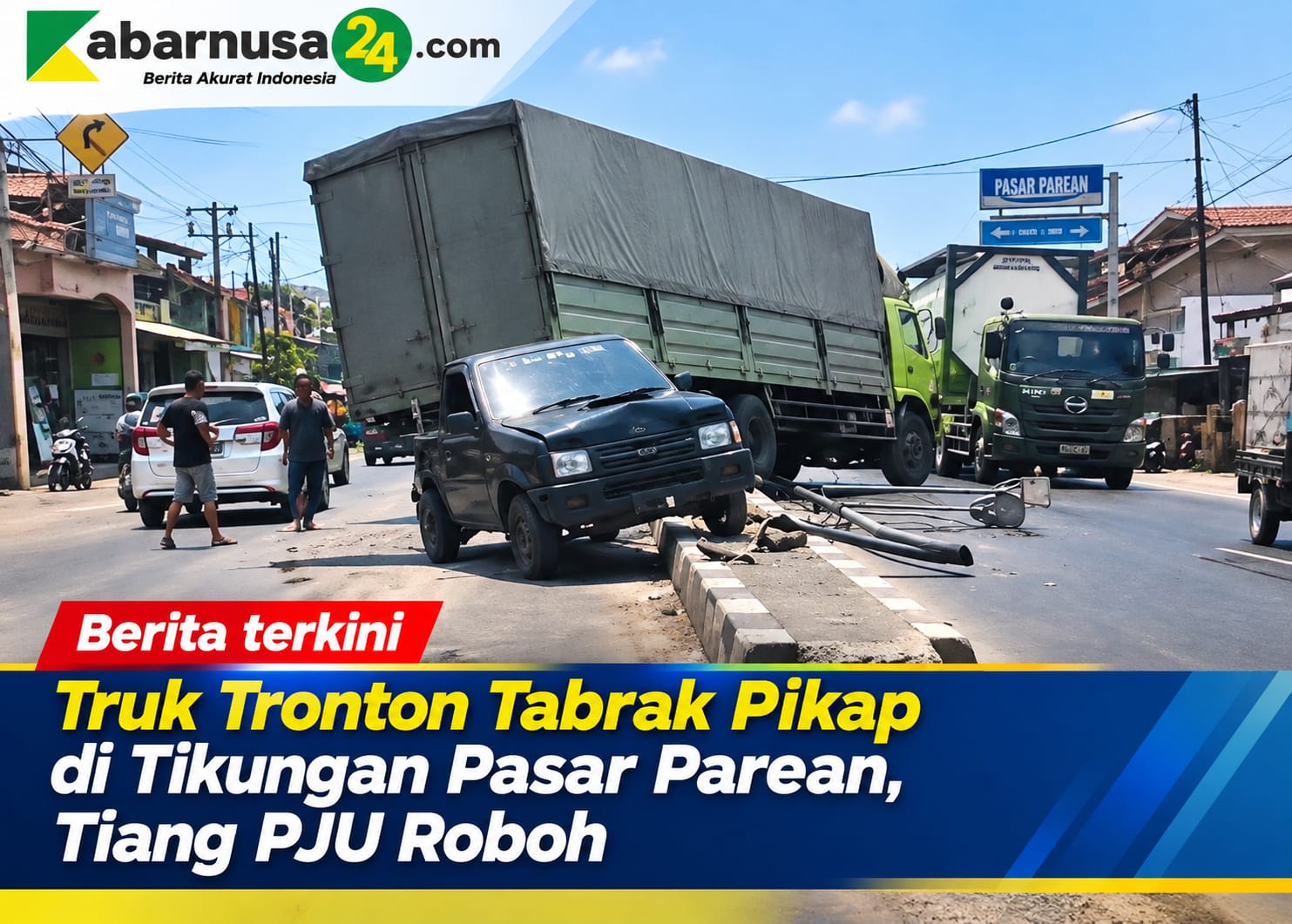 Truk Tronton Tabrak Pikap di Tikungan Pasar Parean, Tiang PJU Roboh