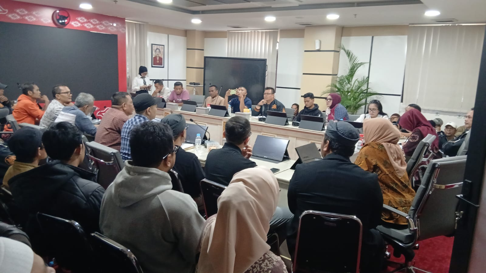 WALIKOTA BANDUNG FARHAN SUSAH DITEMUI , ASSOSIASI PERWAKILAN PARA PEDAGANG TEMUI DPRD PROVINSI ONO SURONO WALIKOTA BANDUNG FARHAN SUSAH DITEMUI , ASSOSIASI PERWAKILAN PARA PEDAGANG TEMUI DPRD PROVINSI ONO SURONO