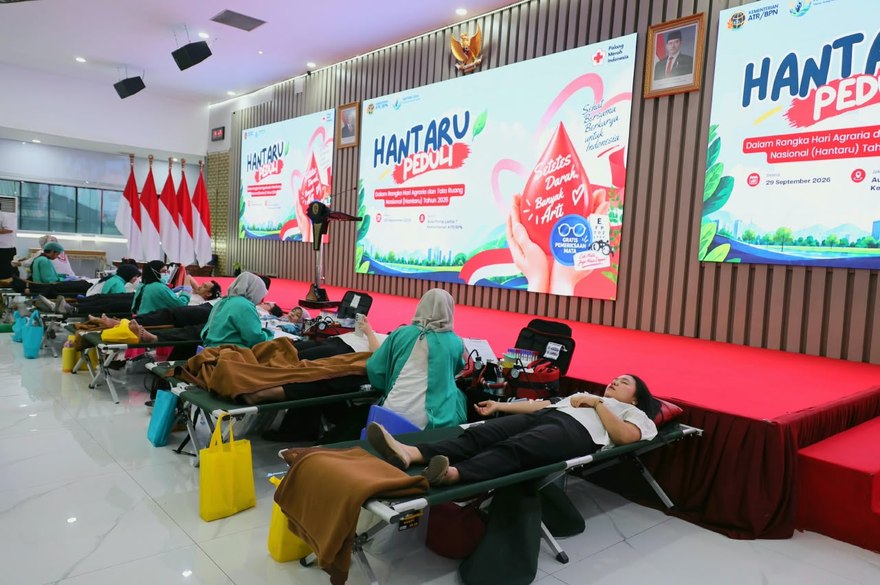 HANTARU Peduli Lewat Donor Darah, Dari Pejabat hingga Petugas Kebersihan - Keluarga Besar ATR/BPN Bersatu dalam Aksi Donor Darah HANTARU Peduli Lewat Donor Darah, Dari Pejabat hingga Petugas Kebersihan - Keluarga Besar ATR/BPN Bersatu dalam Aksi Donor Darah