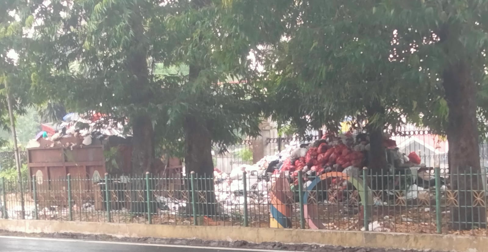Pengamat : Diduga Petugas Dipo Jagakarsa Sengaja Lambat Angkut Sampah Tanpa Retribusi di Jalan Raya Lenteng Agung