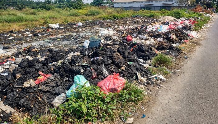 Parah! Tumpukan Sampah Berceceran di Jalan Simpangan Cikarang Utara Arah Pemkab Bekasi