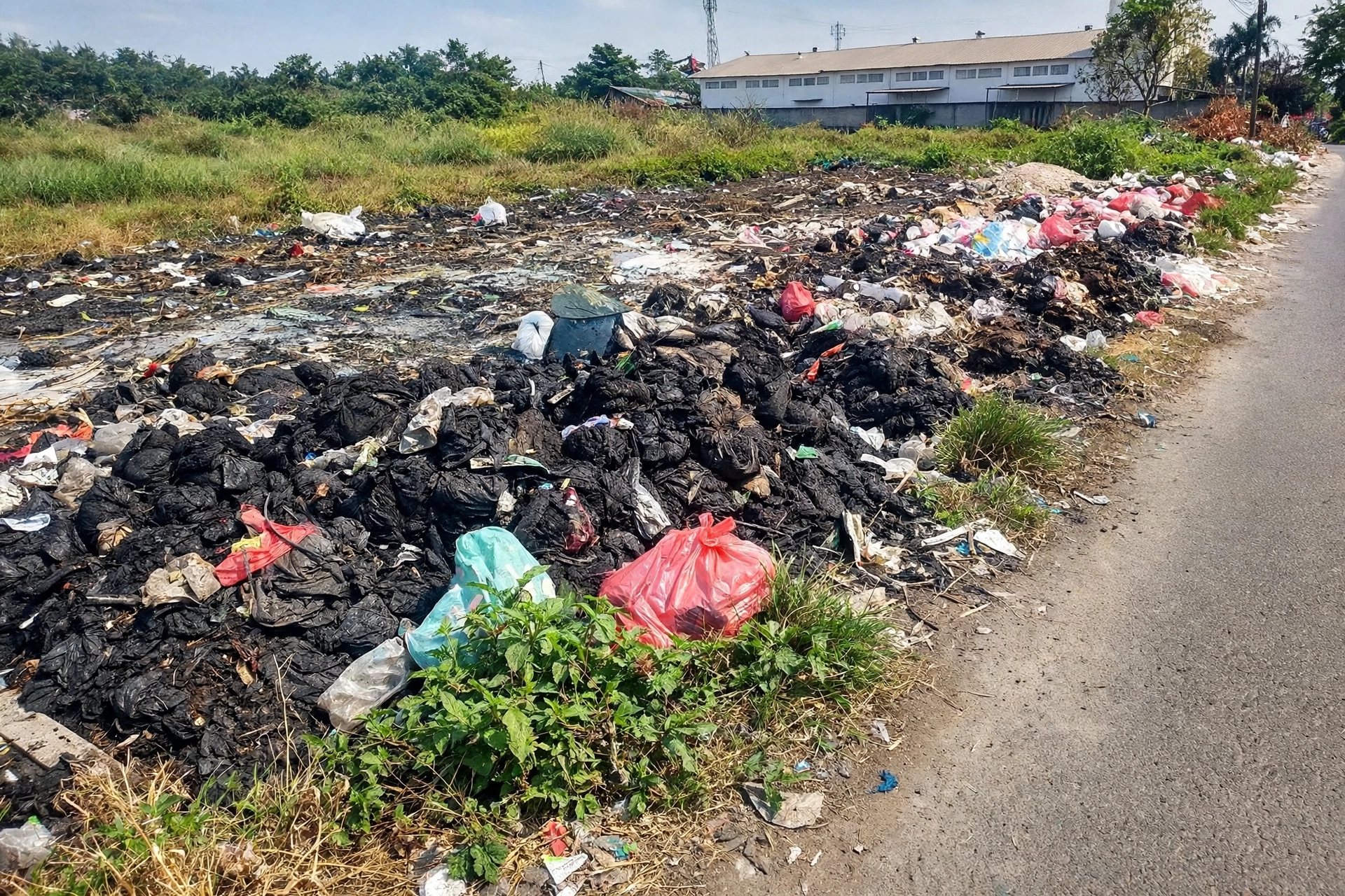 Parah! Tumpukan Sampah Berceceran di Jalan Simpangan Cikarang Utara Arah Pemkab Bekasi
