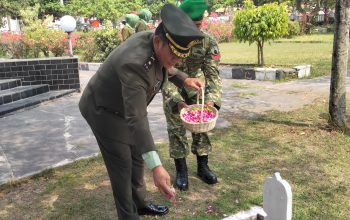 Peringati HUT ke-81 TNI, Kasdim 0821/Lumajang Tabur Bunga di Makam Kusuma Bangsa Peringati HUT ke-81 TNI, Kasdim 0821/Lumajang Tabur Bunga di Makam Kusuma Bangsa