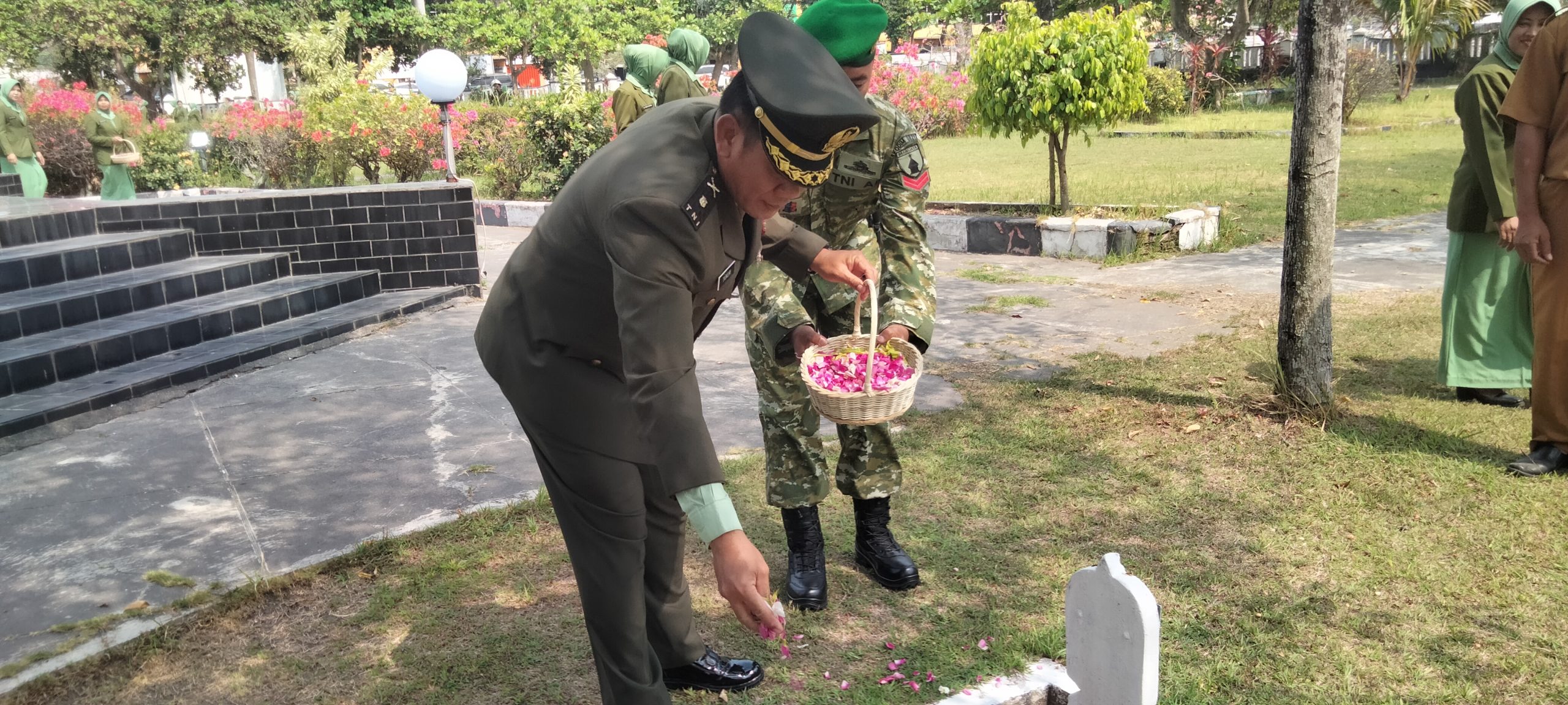 Peringati HUT ke-81 TNI, Kasdim 0821/Lumajang Tabur Bunga di Makam Kusuma Bangsa