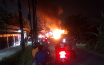 Ditinggal Cari Makan Malam, Bengkel Sepeda di Desa Sukabungah ludes Dilalap Sijago Merah Ditinggal Cari Makan Malam, Bengkel Sepeda di Desa Sukabungah ludes Dilalap Sijago Merah