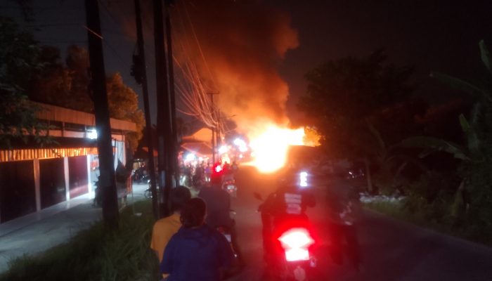 Ditinggal Cari Makan Malam, Bengkel Sepeda di Desa Sukabungah Ludes Dilalap Sijago Merah