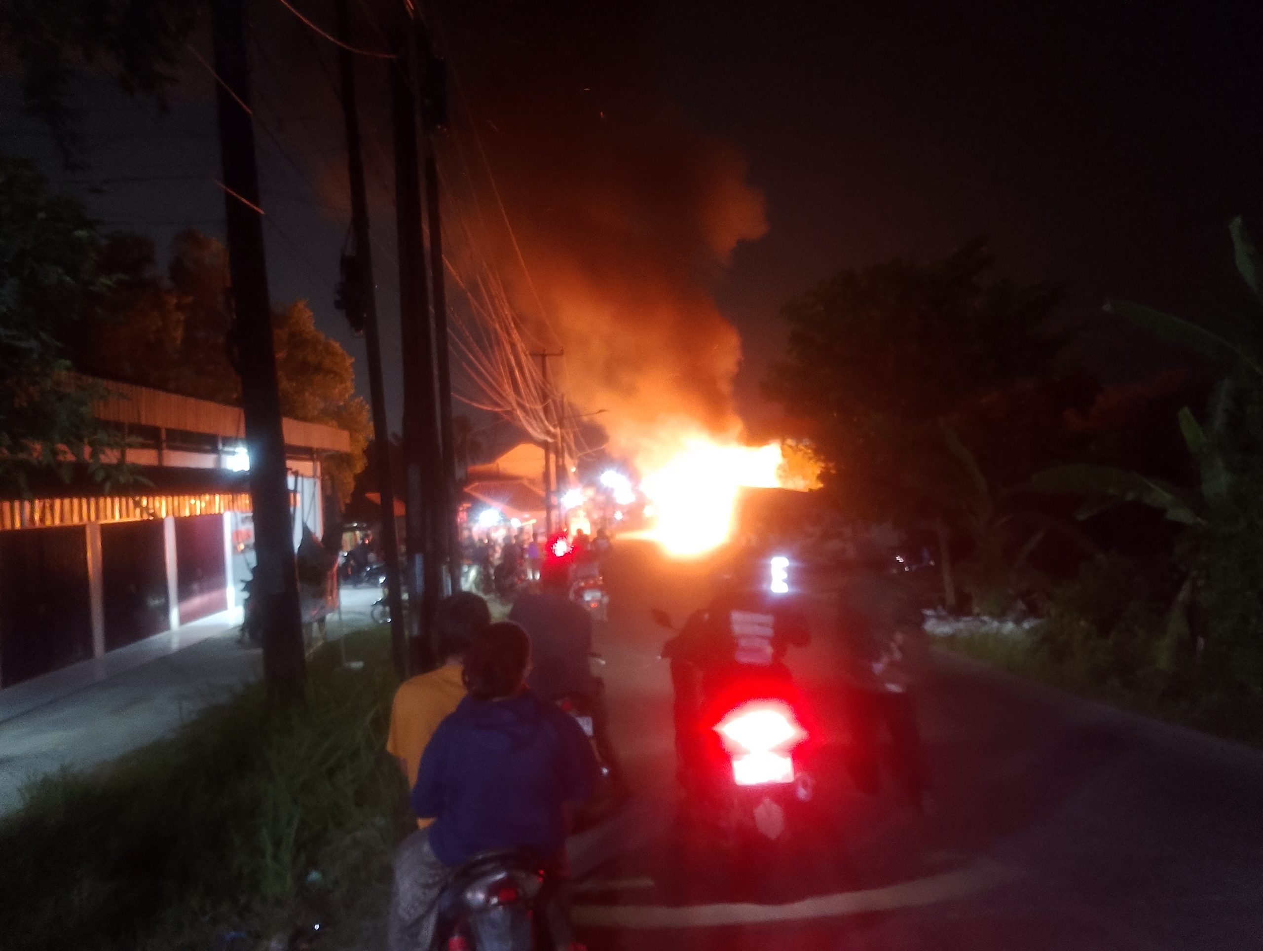 Ditinggal Cari Makan Malam, Bengkel Sepeda di Desa Sukabungah Ludes Dilalap Sijago Merah