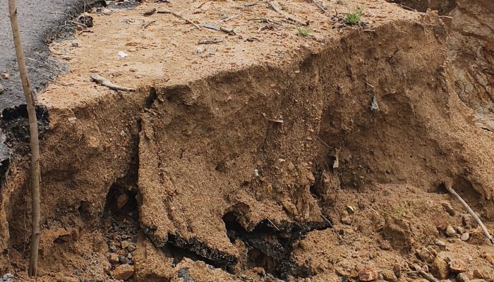 Jalan Menuju PLTA Sipansihaporas Longsor, Ribu Simatupang: Jangan Tunggu Korban Baru Bergerak Jalan Menuju PLTA Sipansihaporas Longsor, Ribu Simatupang: Jangan Tunggu Korban Baru Bergerak
