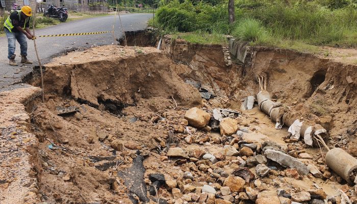 Jalan Menuju PLTA Sipansihaporas Longsor, Ribu Simatupang: Jangan Tunggu Korban Baru Bergerak Jalan Menuju PLTA Sipansihaporas Longsor, Ribu Simatupang: Jangan Tunggu Korban Baru Bergerak