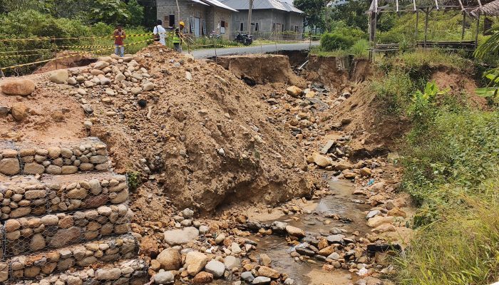 Jalan Menuju PLTA Sipansihaporas Longsor, Ribu Simatupang: Jangan Tunggu Korban Baru Bergerak Jalan Menuju PLTA Sipansihaporas Longsor, Ribu Simatupang: Jangan Tunggu Korban Baru Bergerak