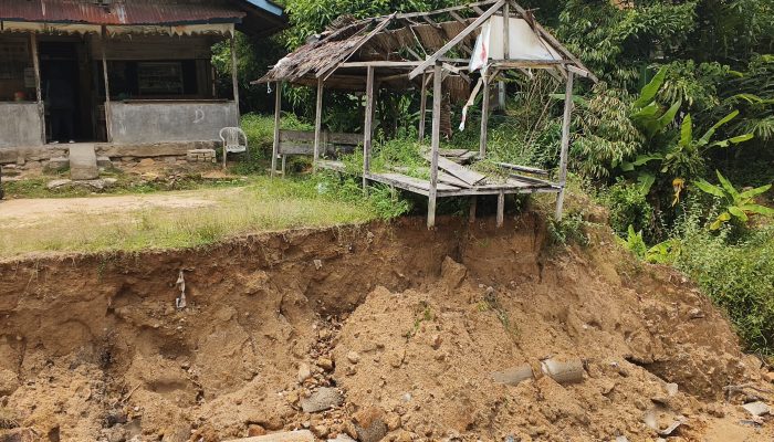Jalan Menuju PLTA Sipansihaporas Longsor, Ribu Simatupang: Jangan Tunggu Korban Baru Bergerak Jalan Menuju PLTA Sipansihaporas Longsor, Ribu Simatupang: Jangan Tunggu Korban Baru Bergerak