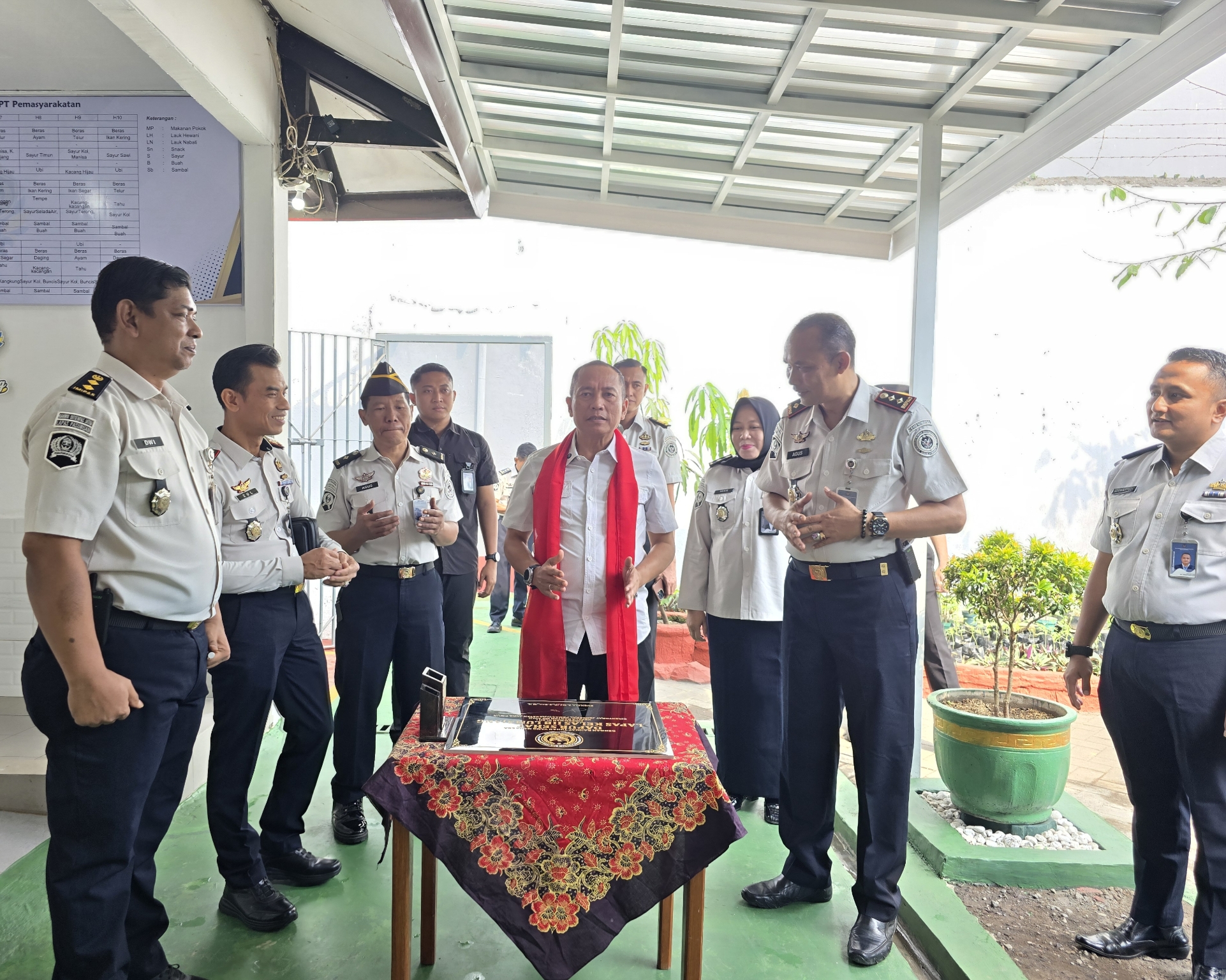 Kakanwil Ditjenpas Jawa Timur Kusnali Kunjungi Lapas Lumajang, Tinjau Pembangunan dan Resmikan Dapur Sehat.