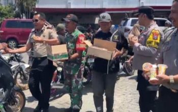 Polsek Maesan Gandeng TNI dan SPBU Berbagi Minuman Teh Segar Untuk Pengantri BBM